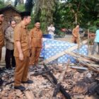 Bupati Muaro Jambi, Bambang Bayu Suseno, meninjau lokasi kebakaran yang menimpa keluarga Muhammat Sagi, di Desa Rengas Bandung, Jaluko, Selasa 17 Maret 2026 | dki-mj