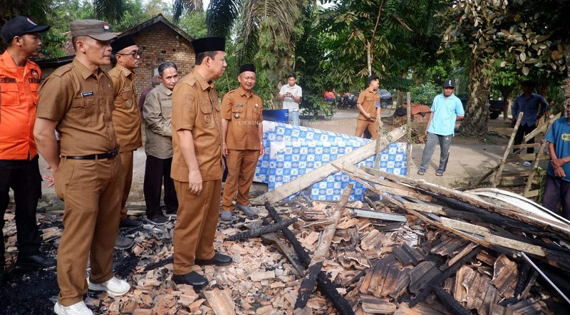 Bupati Muaro Jambi, Bambang Bayu Suseno, meninjau lokasi kebakaran yang menimpa keluarga Muhammat Sagi, di Desa Rengas Bandung, Jaluko, Selasa 17 Maret 2026 | dki-mj