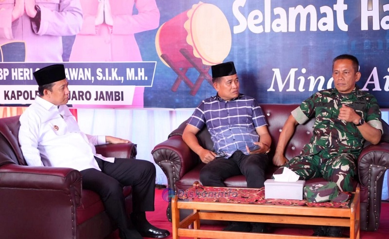 Bupati Muaro Jambi, Bambang Bayu Suseno, meninjau posko mudik, Minggu | dia