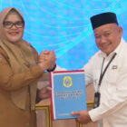 Bupati Tanjabtim, Dillah Hikmah Sari, menyerahkan LKPD 2025 kepada BPK Jambi, Selasa | dki-tjt
