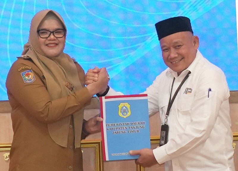 Bupati Tanjabtim, Dillah Hikmah Sari, menyerahkan LKPD 2025 kepada BPK Jambi, Selasa | dki-tjt