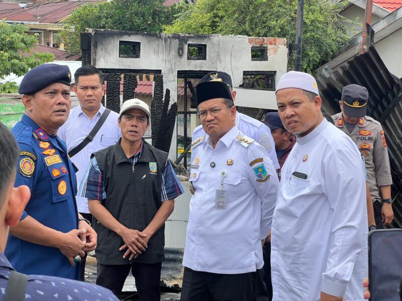 Wali Kota Maulana turun ke lokasi kebakaran, di Jalan Slamet Riyadi, Lorong Sekip II RT 20, Kelurahan Solok Sipin, Danau Sipin, Rabu | dki-kj