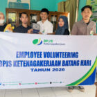 Karyawan BP Jamsostek Batang Hari membagikan bantuan kepada Panti Asuhan dan Masjid melalui Employee Volunteering | foto : bpjamsostek