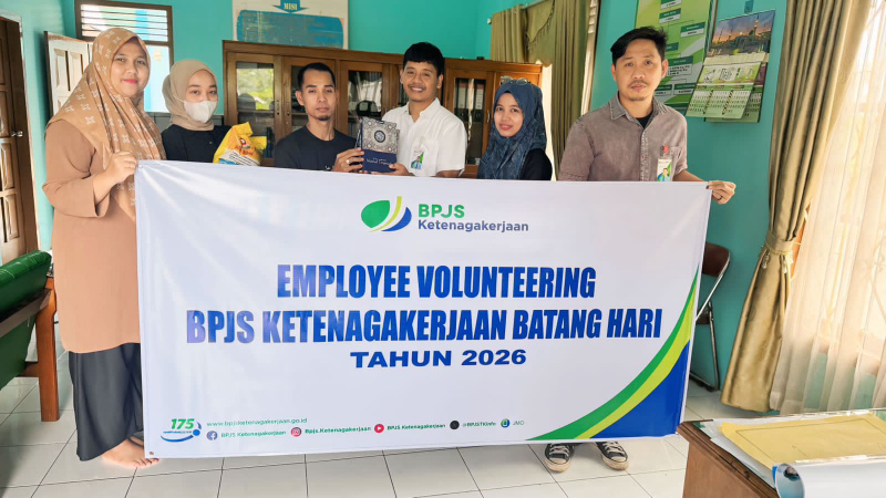 Karyawan BP Jamsostek Batang Hari membagikan bantuan kepada Panti Asuhan dan Masjid melalui Employee Volunteering | foto : bpjamsostek