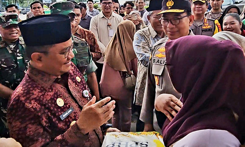 Wali Kota Jambi, Maulana, pada kegiatan Gerakan Pangan Murah, di kawasan Tugu Keris, Jumat | gjj