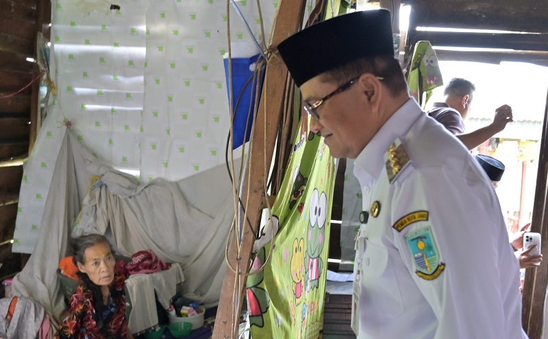 Wali Kota Jambi, Maulana, menyambangi rumah Rusmaini (80), di RT 01 Kelurahan Olak Kemang, Kecamatan Danau Teluk | dia
