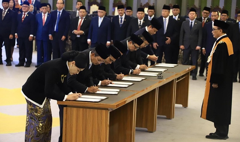 Ketua Mahkamah Agung, Sunarto, mengambil sumpah jabatan tujuh Anggota Dewan Komisioner Otoritas Jasa Keuangan , di Jakarta, Rabu 25 Maret 2026 | humas ojk