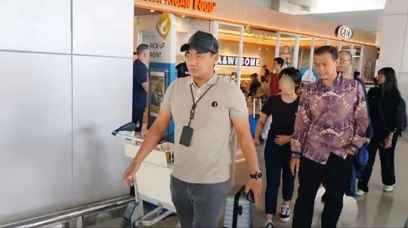 Tim gabungan OJK dan Bareskrim menangkap seorang tersangka kasus dugaan tindak pidana perbankan yang melibatkan PT BPR DCN Malang | humas ojk