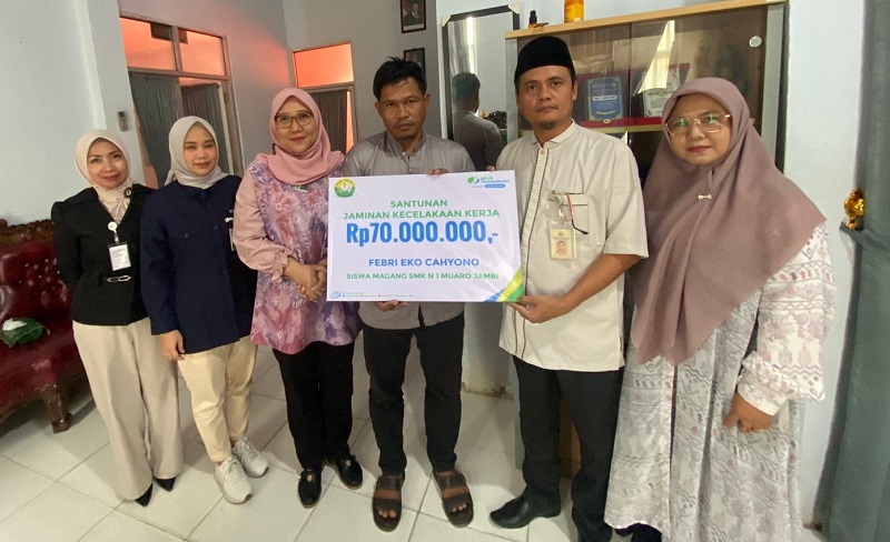 BPJS Ketenagakerjaan Muaro Jambi menyerahkan santunan Jaminan Kecelakaan Kerja (JKK) kepada ahli waris pelajar Muaro Jambi yang meninggal dunia saat pergi magang | dia
