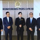 Friderica Widyasari Dewi (tengah) bersama empat calon anggota lainnya | humas ojk