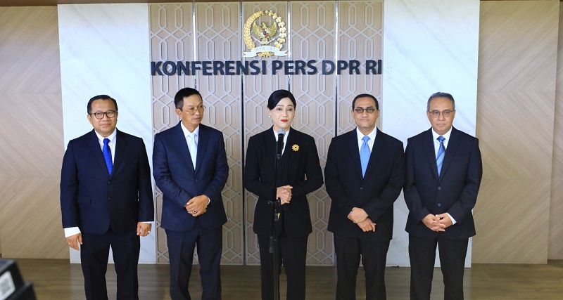 Friderica Widyasari Dewi (tengah) bersama empat calon anggota lainnya | humas ojk