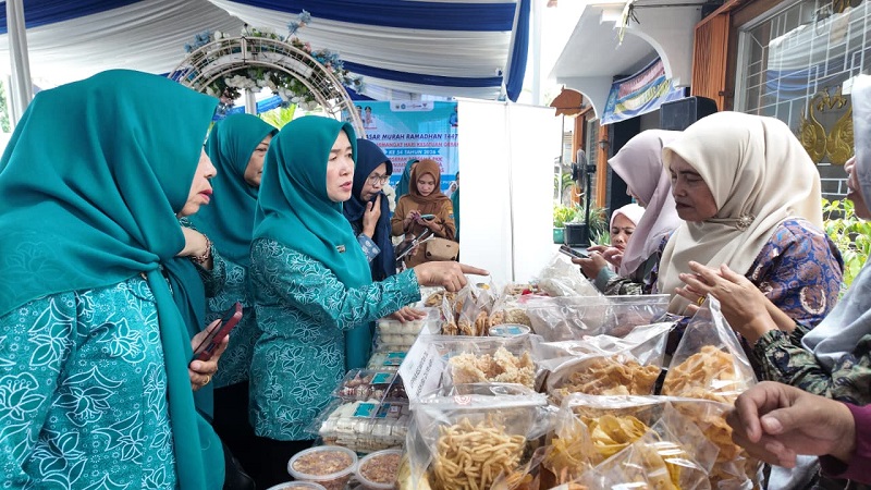 Ketua TP PKK Provinsi Jambi, Hesnidar Haris, pada kegiatan Pasar Murah Ramadan 1447 H, dirangkaikan dengan HKG PKK ke-54, di Sekretariat TP PKK Provinsi Jambi, Selasa | patra