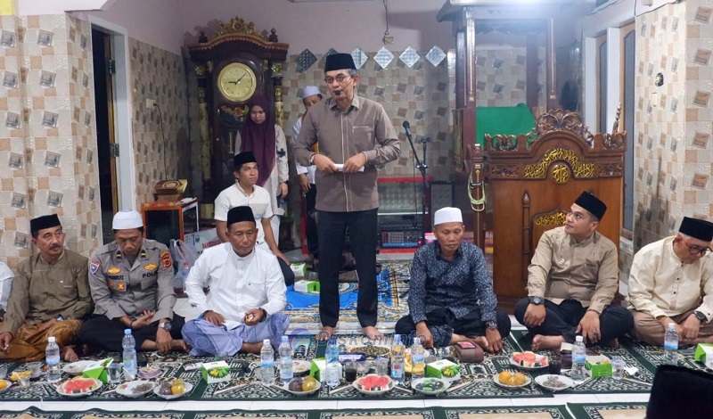 Wakil Bupati Muaro Jambi, Junaidi H Mahir, melaksanakan Safari Ramadan, di Masjid Raudhatus Sa’adah, Desa Danau Kedap, Kecamatan Maro Sebo, Jumat malam | dki-mj