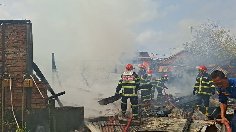 Kebakaran hebat melanda kawasan padat penduduk, di Jalan Haji Adam Malik, Lorong Beringin IV, Tehok, Jambi Selatan, Kota Jambi, Senin (30/3/2026) | asa