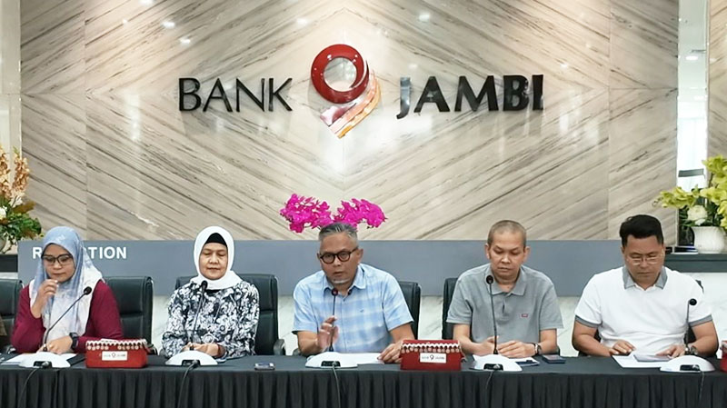 Direktur Utama Bank Jambi, Khairul Suhairi, menjelaskan terkait isu berkurangnya saldo nasabah Bank Jambi |bj