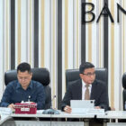 Kepala OJK Provinsi Jambi, Yan Iswara Rosya, didampingi Direktur Utama Bank Jambi, Khairul Suhairi, menyampaikan konferensi pers | humas bank jambi