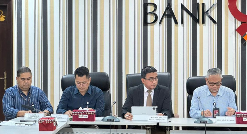 Kepala OJK Provinsi Jambi, Yan Iswara Rosya, didampingi Direktur Utama Bank Jambi, Khairul Suhairi, menyampaikan konferensi pers | humas bank jambi