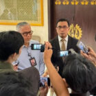 Direktur Utama Bank Jambi, Khairul Suhairi, bersama Kepala OJK Provinsi Jambi, Yan Iswara Rosya, menyampaikan keterangan pers | bj
