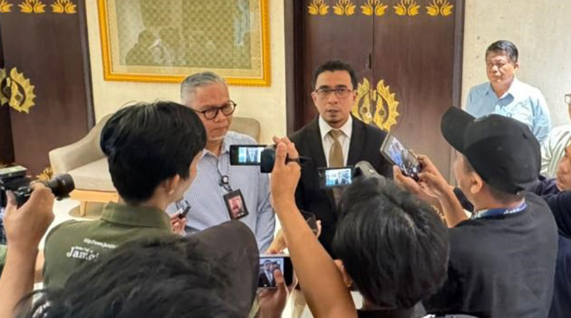 Direktur Utama Bank Jambi, Khairul Suhairi, bersama Kepala OJK Provinsi Jambi, Yan Iswara Rosya, menyampaikan keterangan pers | bj
