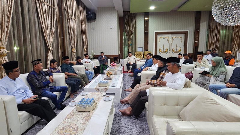 Wali Kota Jambi, Maulana, menerima laporan Pansus Zona Merah dan Ketua DPRD Kota Jambi, Sabtu malam | gjj