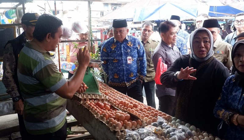 Sekda Muaro Jambi, Budhi Hartono, mendampingi Tim Satgas Saber Pangan sidak di Pasar Sengeti, Kamis | dki-mj
