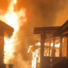 Kebakaran hebat meludeskan lima rumah di Kelurahan Arab Melayu, Pelayangan, Kota Jambi, Selasa malam | amatir