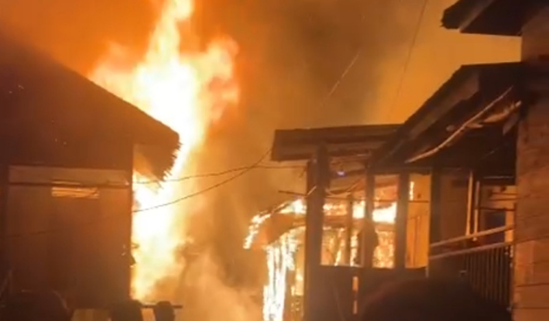 Kebakaran hebat meludeskan lima rumah di Kelurahan Arab Melayu, Pelayangan, Kota Jambi, Selasa malam | amatir