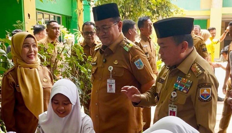 Gubernur Jambi, Al Haris, meninjau pelaksanaan TKA di SMP Negeri 7 Kota Jambi, Senin | erik sutriedi