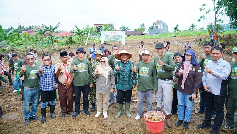 Pemkot Jambi bersama pramuka SMP se-Kota Jambi melakukan penanaman padi gogo, di lahan Kelompok Tani Kasturi, Simpang III Sipin, Kota Baru, Sabtu | dki-kj