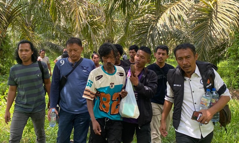 Aparat kepolisian akhirnya menemukan Nyatan, warga SAD yang hilang pascabentrokan dengan aparat keamanan PT Sari Aditya Loka (SAL), di Kecamatan Air Hitam, Sarolangun | humas polda jambi