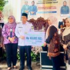 Bupati Muaro Jambi, Bambang Bayu Suseno, saat menyerahkan santunan BPJS Ketenagakerjaan kepada ahli waris almarhum Mulyatin, di Desa Kasang Pudak, Rabu | lucy