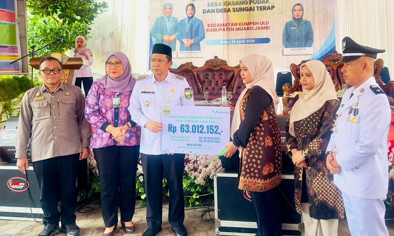 Bupati Muaro Jambi, Bambang Bayu Suseno, saat menyerahkan santunan BPJS Ketenagakerjaan kepada ahli waris almarhum Mulyatin, di Desa Kasang Pudak, Rabu | lucy