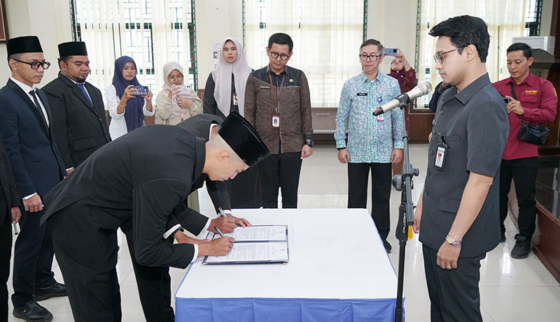 Wakil Wali Kota Jambi Diza Hazra Aljosha melantik dan mengambil sumpah jabatan enam pejabat fungsional Pranata Komputer pada Dinas Kominfo | : gjj