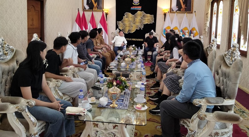 Gubernur Jambi, Al Haris, melepas tim basket pelajar Jambi mengikuti First Team Training Camp DBL Champion Jambi Independent, Senin | dki-pj
