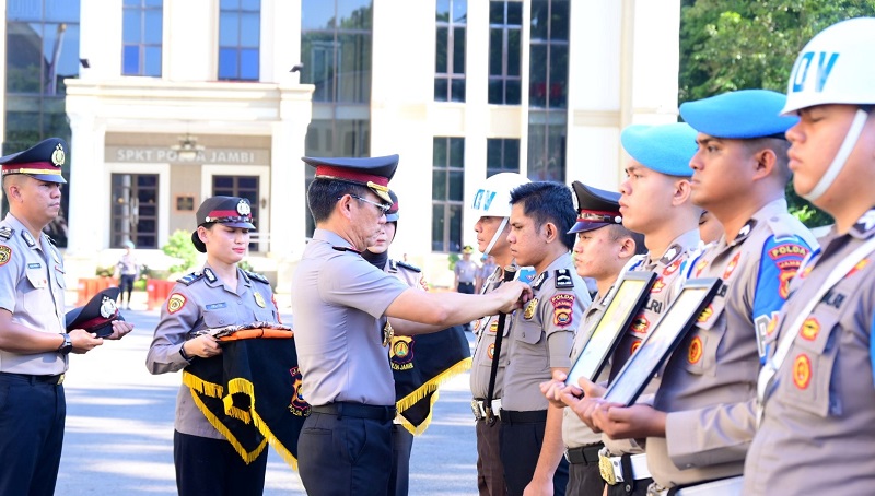 Upacara PTDH empat personel Polda Jambi di Lapangan Hitam Mapolda Jambi, Jumat 24 April 2026 | dia