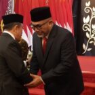 Gubernur Jambi, Al Haris, seusai melantik Sudirman sebagai Komisaris Utama Bank Jambi, Senin | erit sutriedi