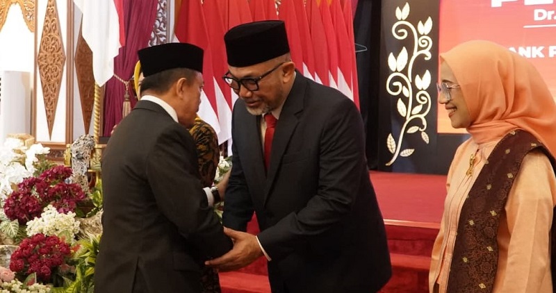 Gubernur Jambi, Al Haris, seusai melantik Sudirman sebagai Komisaris Utama Bank Jambi, Senin | erit sutriedi