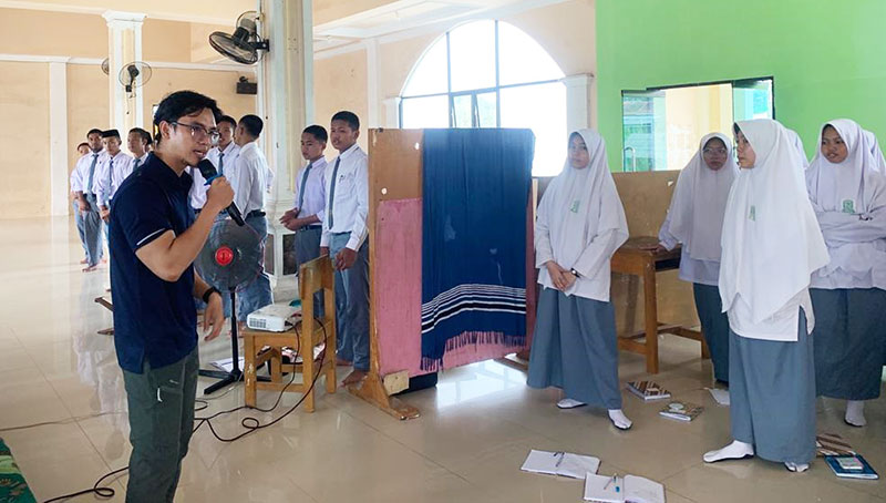 Ratusan santri dan santriwati tingkat akhir Pondok Pesantren Modern Al-Kinanah mengikuti pembekalan intensif sejak 20 April 2026 | noe