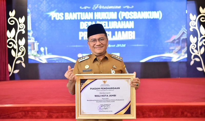 Kementerian Hukum RI memberi penghargaan kepada Wali Kota Jambi, Maulana, Selasa | eo

