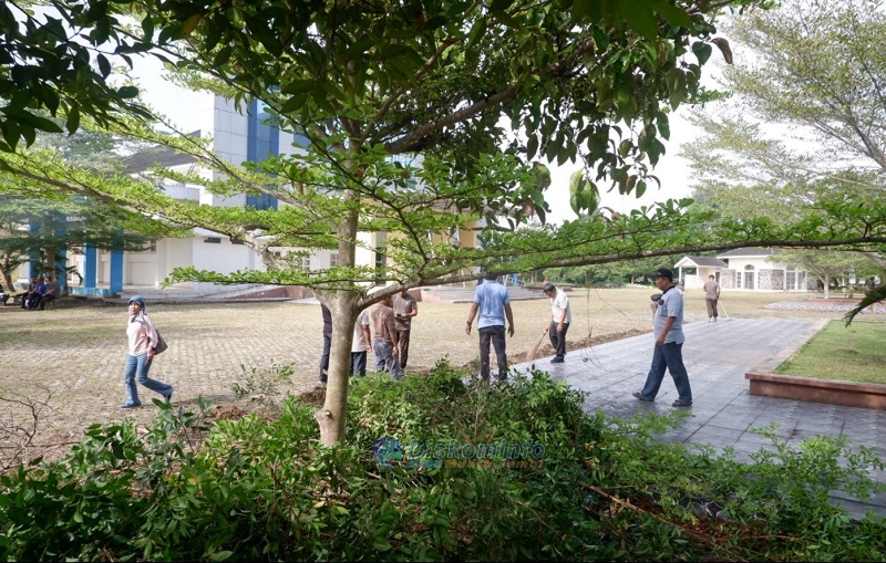 ASN Muaro Jambi gotong royong di kawasan Gedung Serba Guna Bukit Cinto Kenang, Sengeti, Jumat, 10 April 2026 | dki-mj