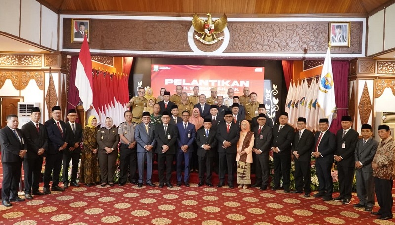 Gubernur Jambi, Al Haris, melantik Sudirman sebagai Komisaris Utama Bank Jambi, Senin | erit sutriedi