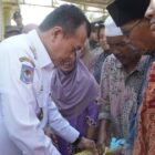 Gubernur Jambi meninjau sekaligus menyerahkan bantuan kepada warga terdampak banjir bandang di Kabupaten Sarolangun, Sabtu | erit sutriedi/kominfo
