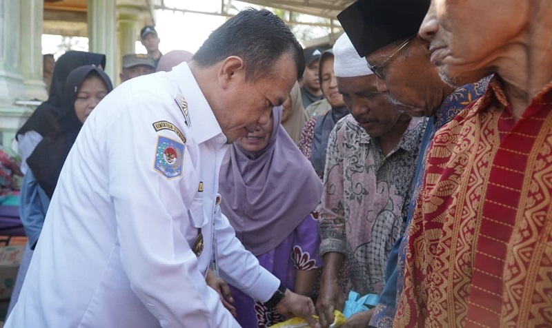Gubernur Jambi meninjau sekaligus menyerahkan bantuan kepada warga terdampak banjir bandang di Kabupaten Sarolangun, Sabtu | erit sutriedi/kominfo
