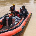 Tim SAR melakukan pencarian warga yang hilang di Sungai Batang Mesumai, Merangin | sar
