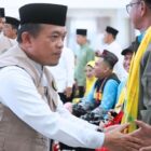 Gubernur Jambi, Al Haris, saat melepas keberangkatan rombongan pertama jemaah calon haji asal Provinsi Jambi, Selasa malam | novri