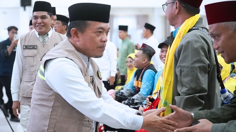 Gubernur Jambi, Al Haris, saat melepas keberangkatan rombongan pertama jemaah calon haji asal Provinsi Jambi, Selasa malam | novri