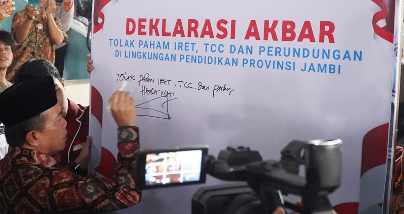 Gubernur Jambi teken penolakan paham radikal, terorisme, dan perundungan, di GOR Kota Baru, Kamis | har
