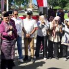 Wali Kota Jambi, Maulana, didampingi Wakil Wali Kota Diza Hazra Aljosha meluncurkan armada pengangkut sampah baru, Senin | gjj