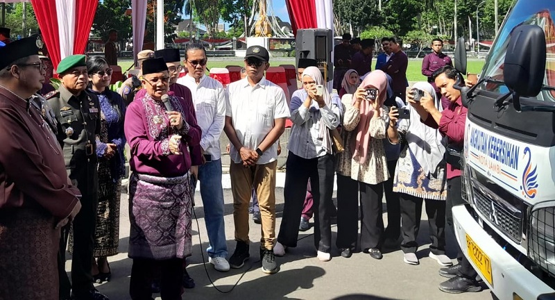 Wali Kota Jambi, Maulana, didampingi Wakil Wali Kota Diza Hazra Aljosha meluncurkan armada pengangkut sampah baru, Senin | gjj