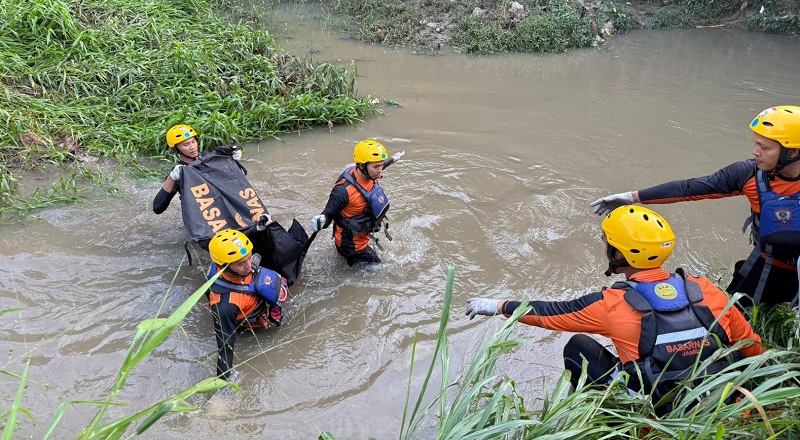 Bocah hanyut di parit ditemukan Tim SAR Gabungan | sar